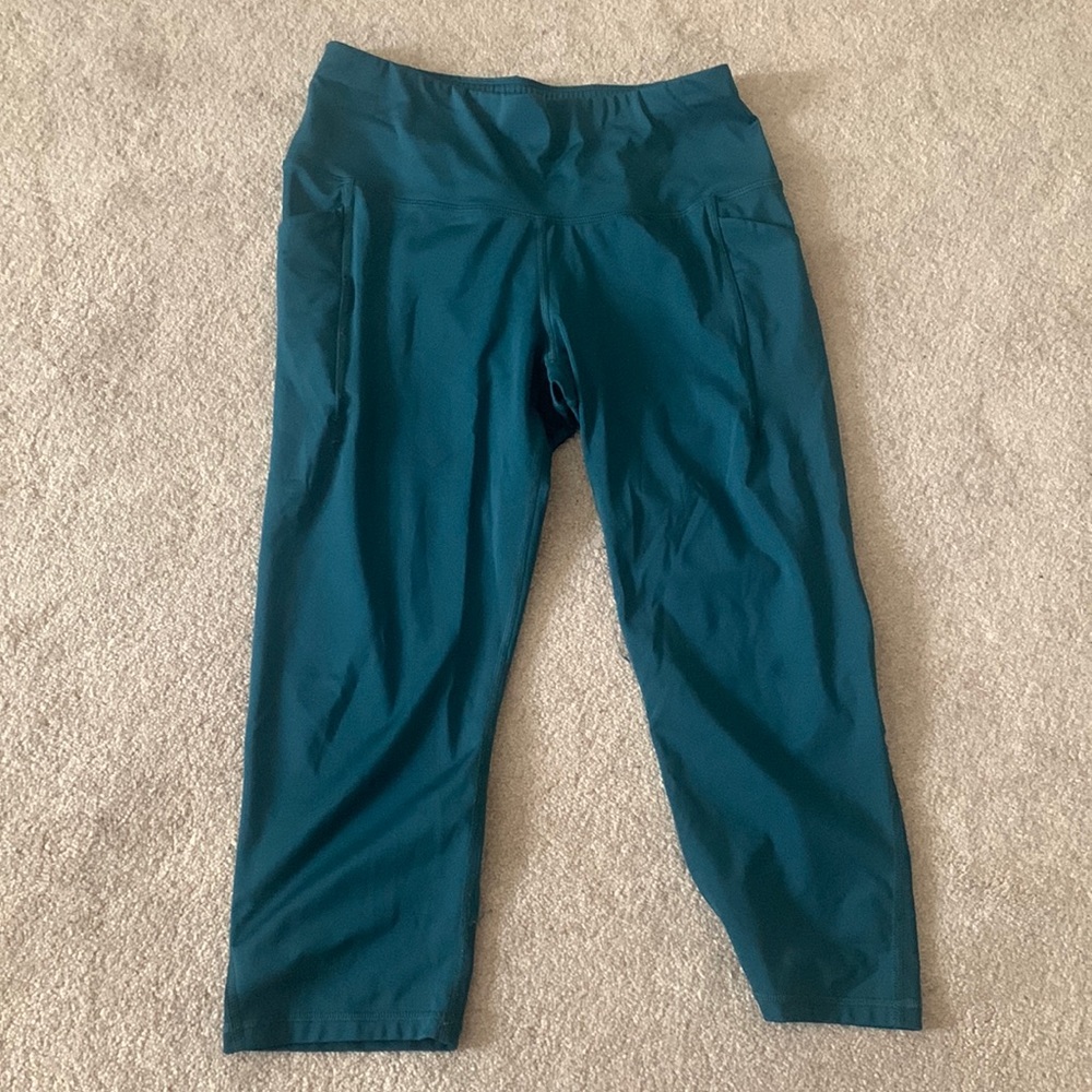 All in motion leggings, net cuts on both sides, great for workouts, capri